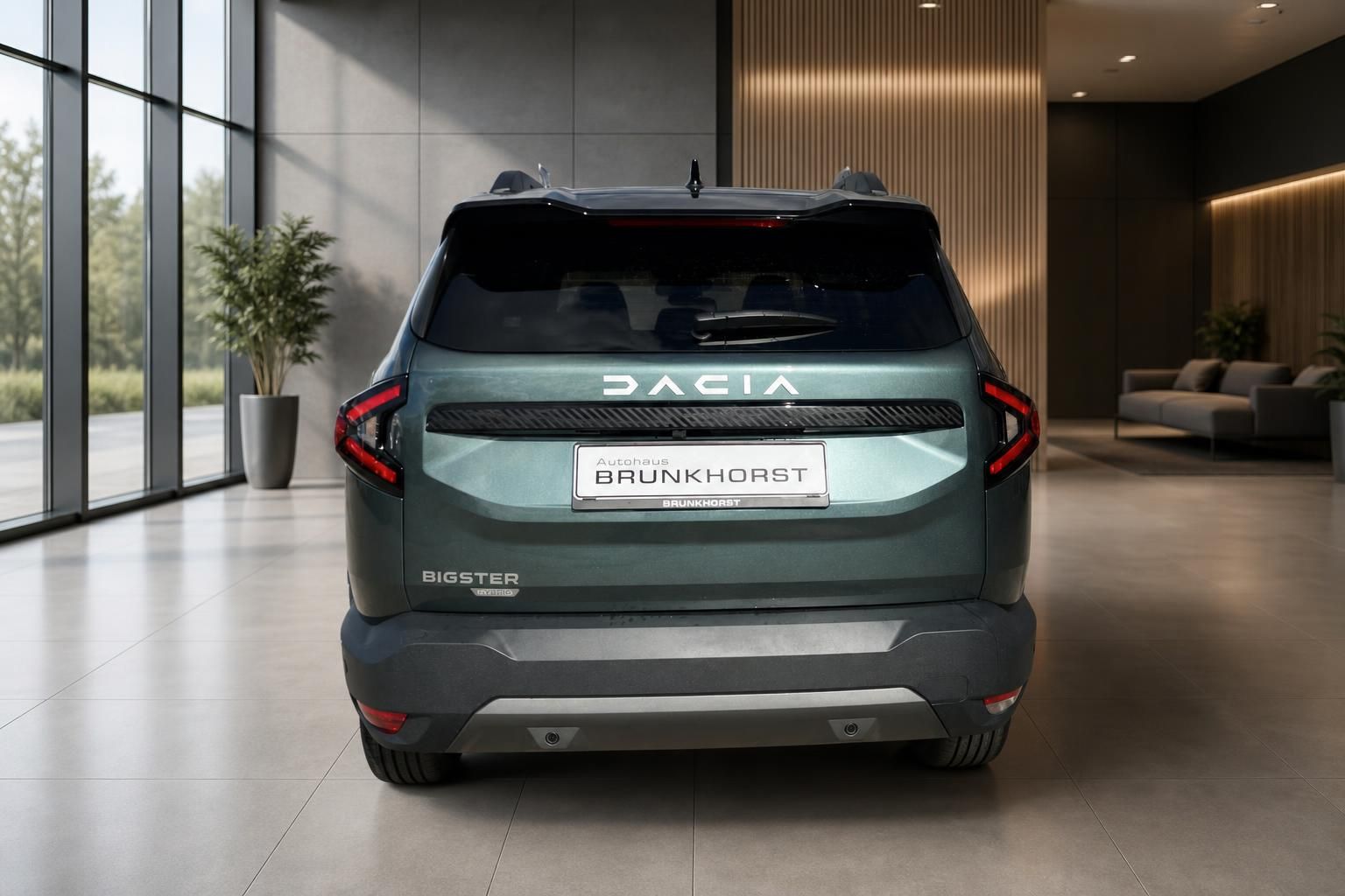 Dacia Bigster Heckansicht mit LED-Rückleuchten und sportlichem Diffusor im eleganten Showroom-Ambiente