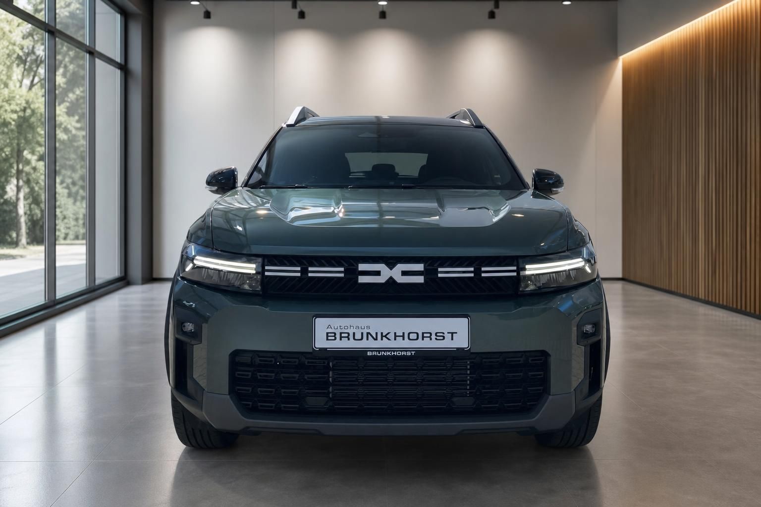 Dacia Bigster Frontansicht mit LED-Scheinwerfern und markanter Kühlergrill-Gestaltung im Autohaus