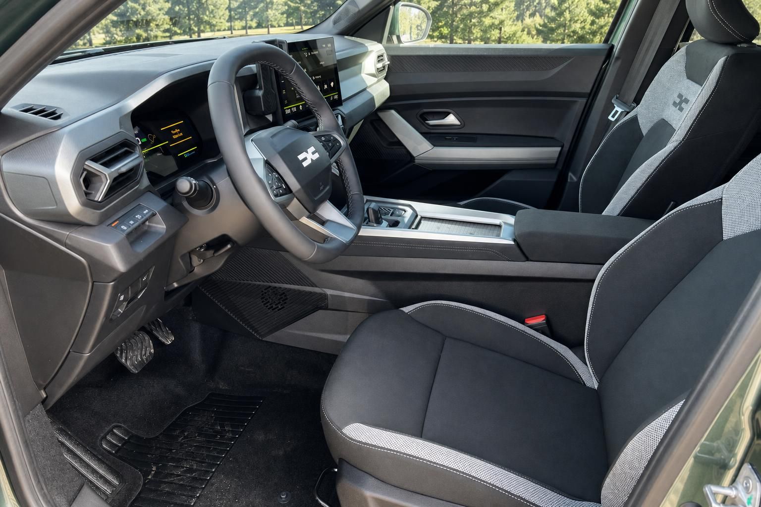Dacia Bigster Innenraum mit modernem Cockpit, Touchscreen-Display und ergonomischen Sportsitzen