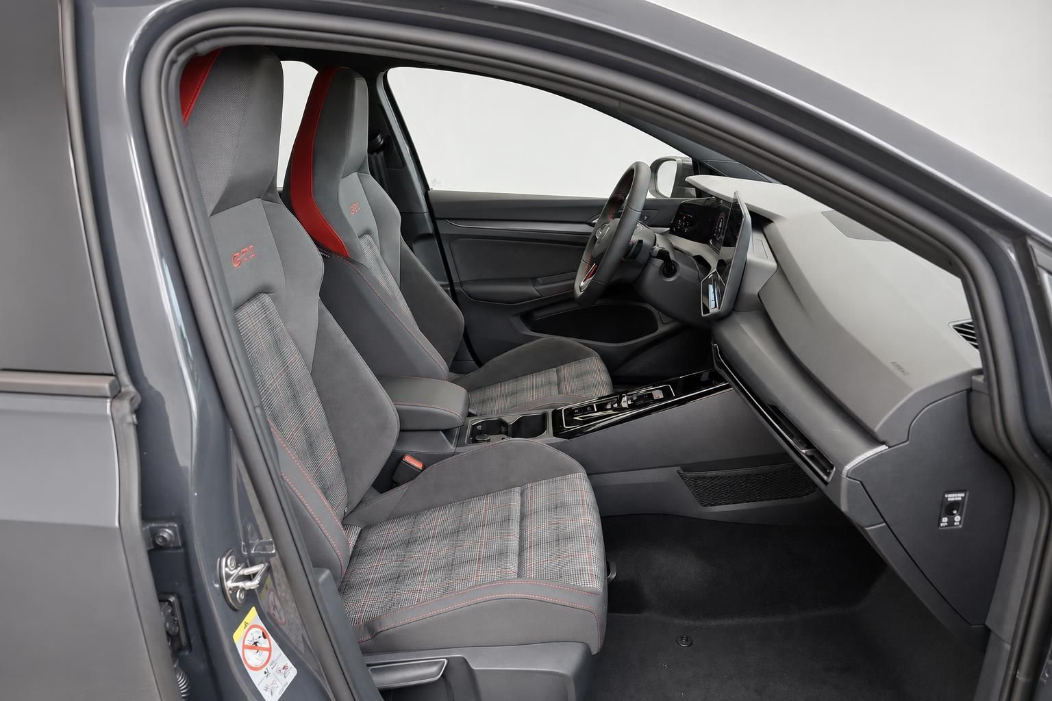 VW Golf GTI Innenraum durch offene Tuer mit GTI-Sportsitzen und Cockpit