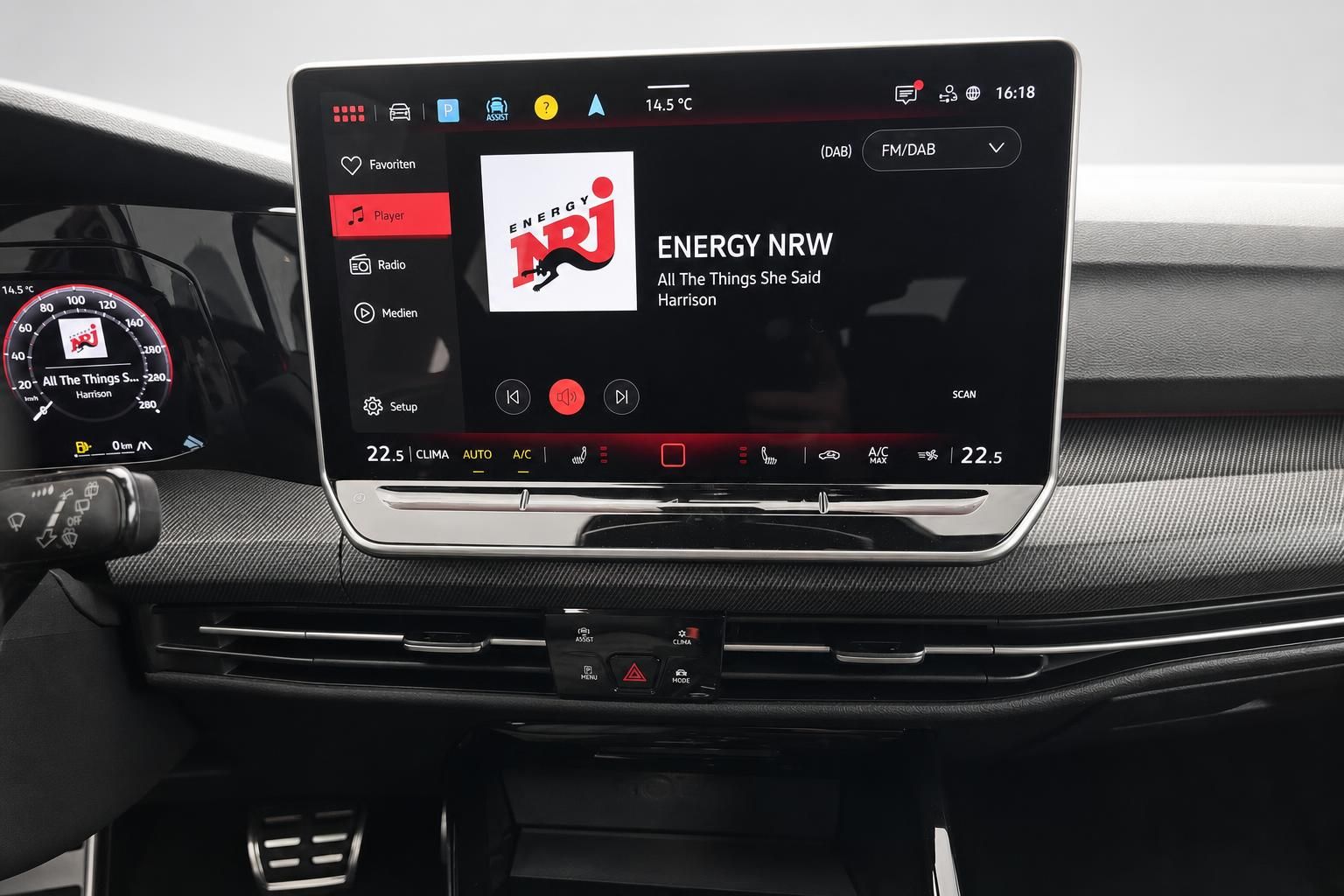 VW Golf GTI Infotainmentsystem mit Radioanzeige und Klimabedienung im Detail