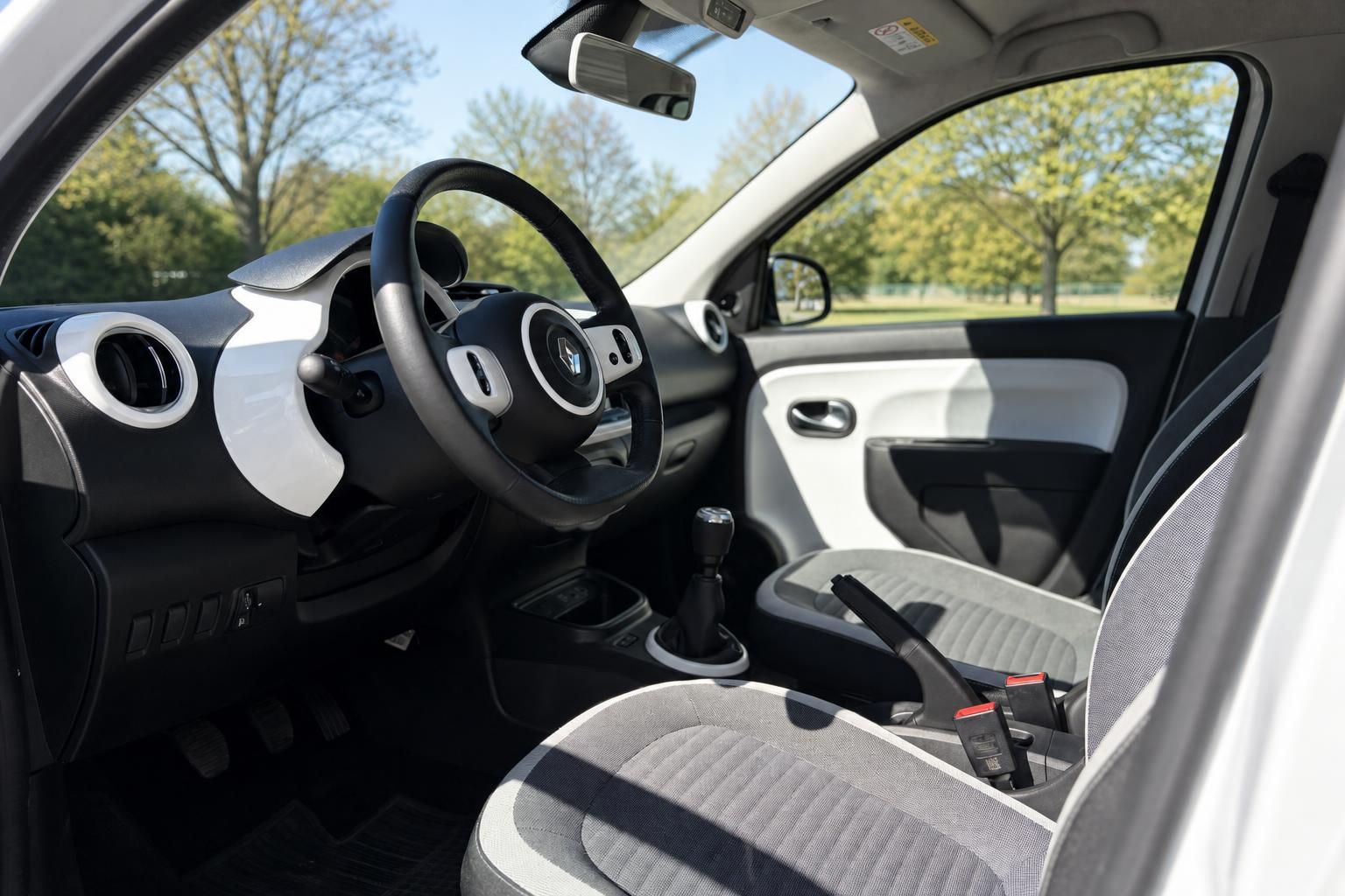 Innenraum Renault Twingo Cockpit und Lenkrad Nahaufnahme