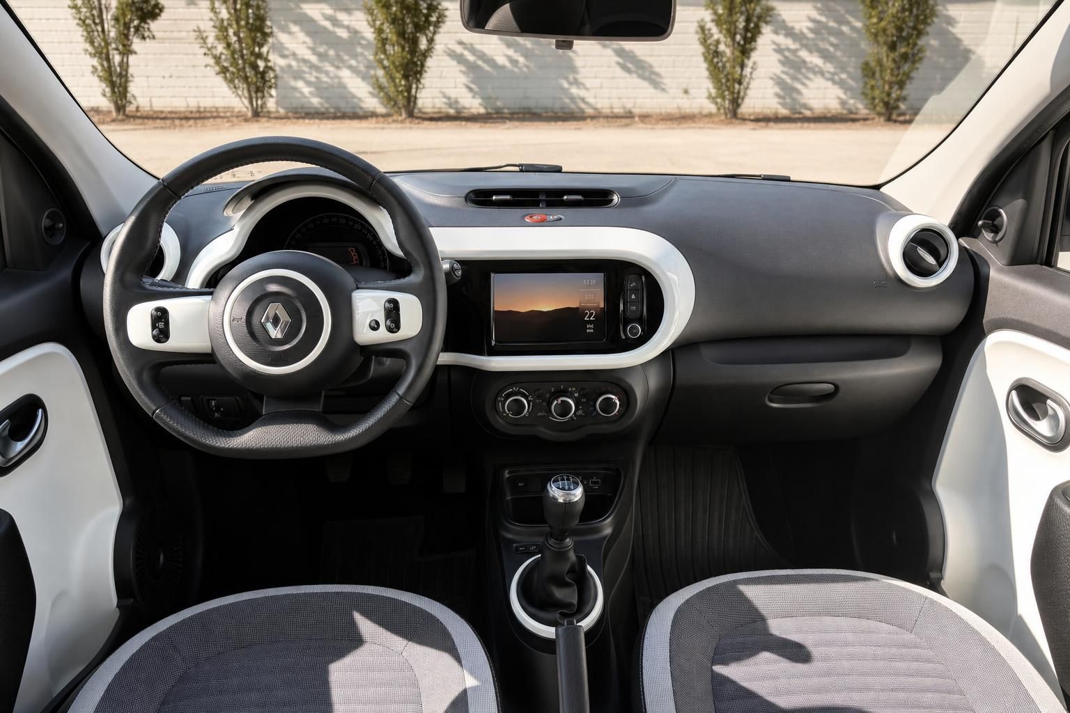 Renault Twingo Cockpit mit Lenkrad und Armaturenbrett im Innenraum