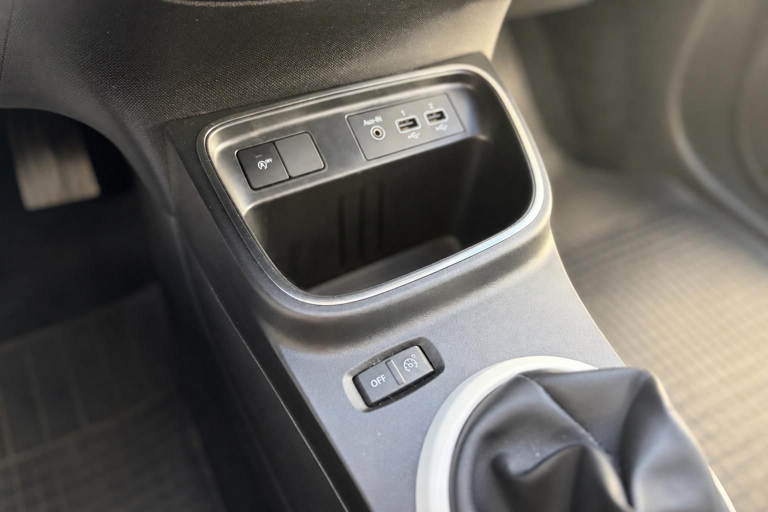 Mittelkonsole mit USB-Anschluessen und Ablagefach im Fahrzeug
