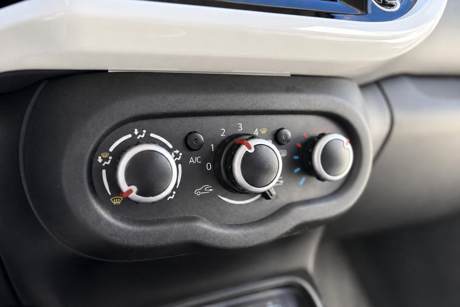 Klimabedienung und Lüftungsregler im Renault Twingo Innenraum