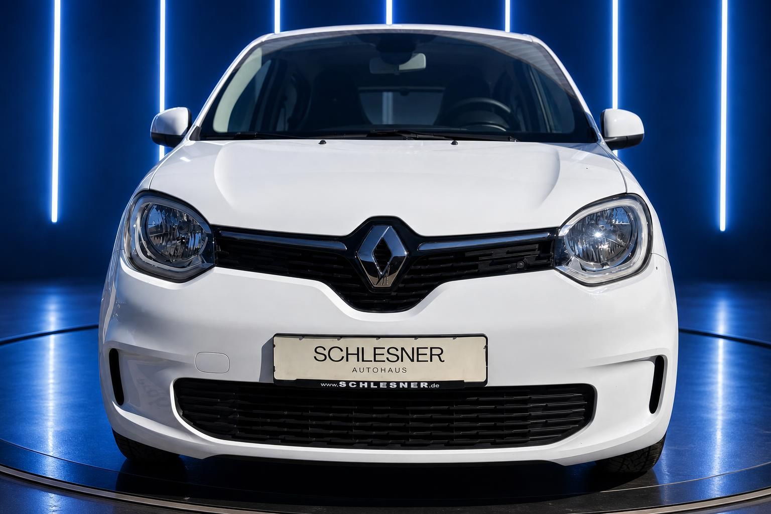 Renault Twingo weiss Frontansicht mit Kuehlergrill und Scheinwerfern