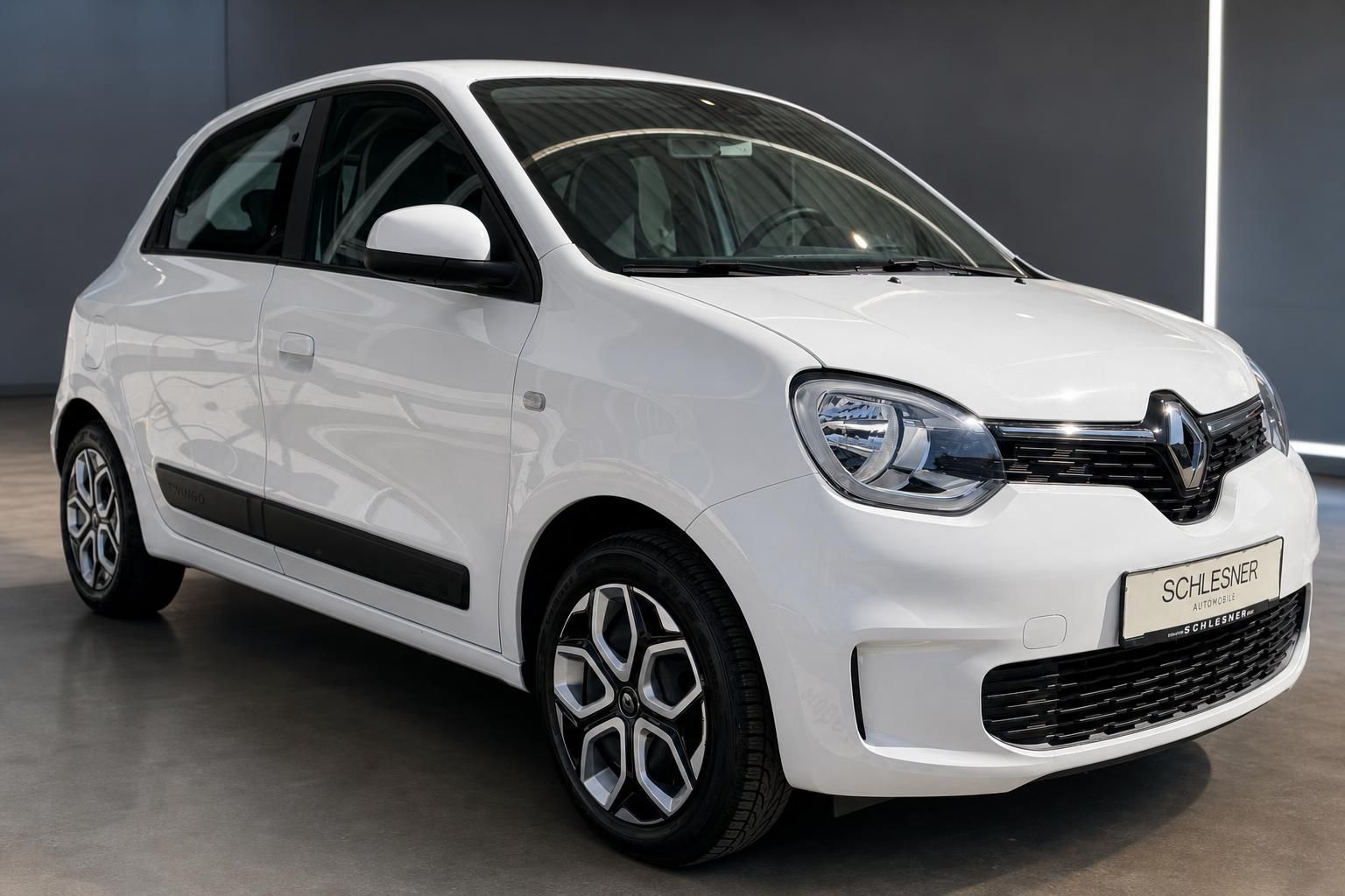 Renault Twingo weiss Frontansicht schraeg im Schauraum