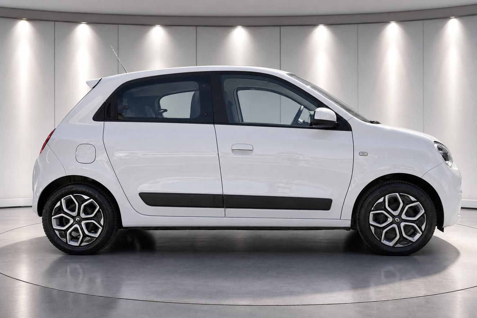 Renault Twingo weiss Seitenansicht mit Leichtmetallfelgen