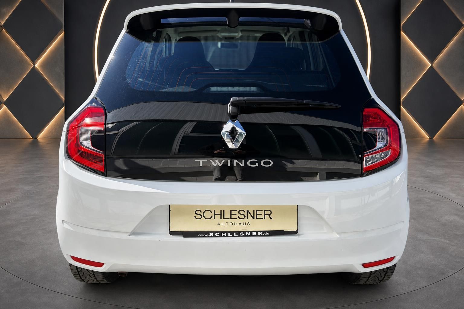 Renault Twingo weiß Heckansicht mit Kennzeichenhalter Schlesner