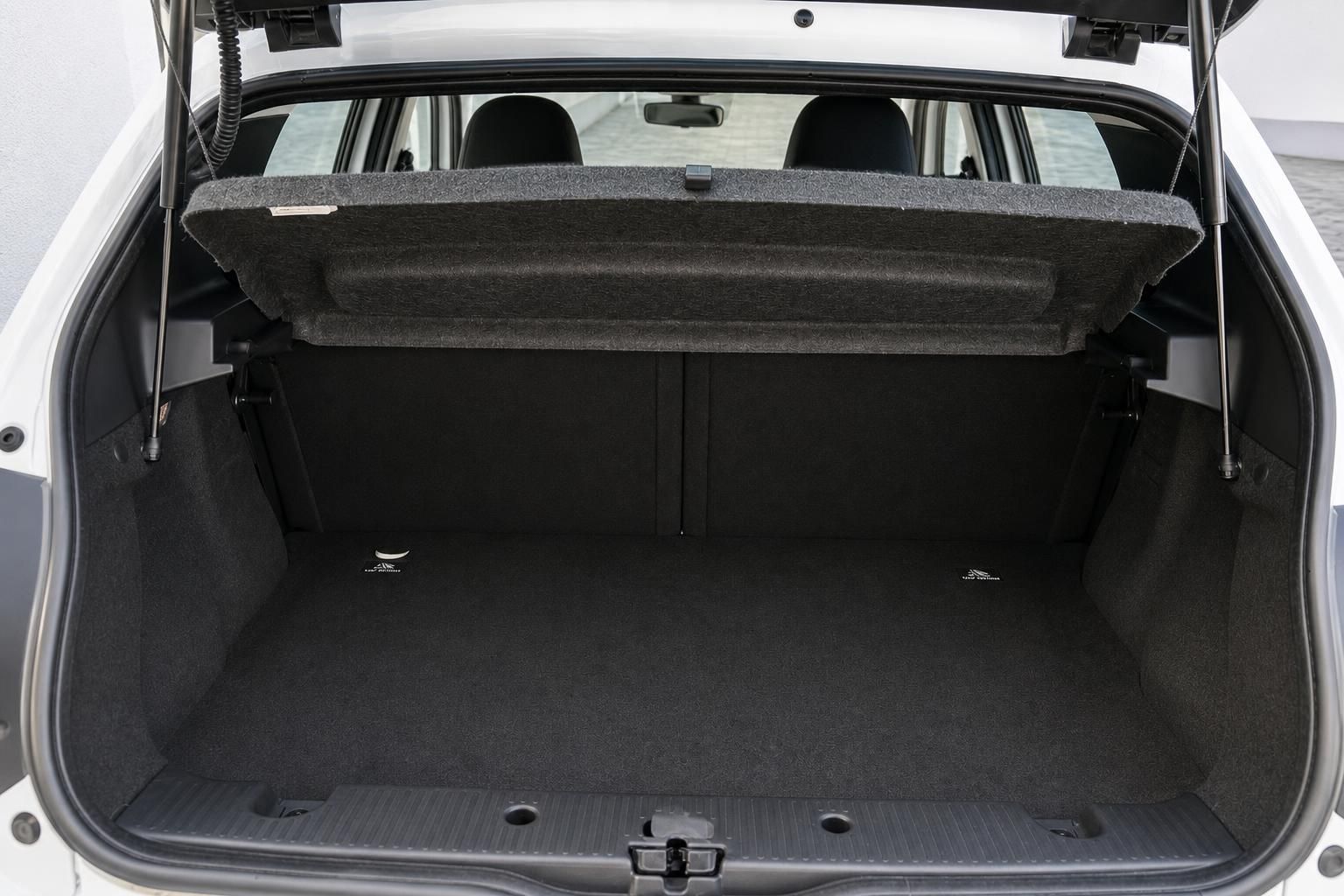 Kofferraum Renault Twingo mit Laderaumabdeckung leer