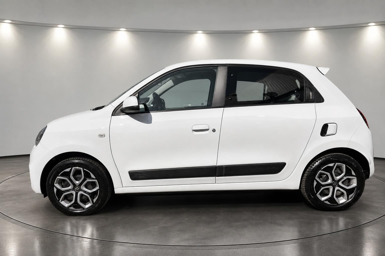 Renault Twingo weiß Seitenansicht im Autohaus Studio
