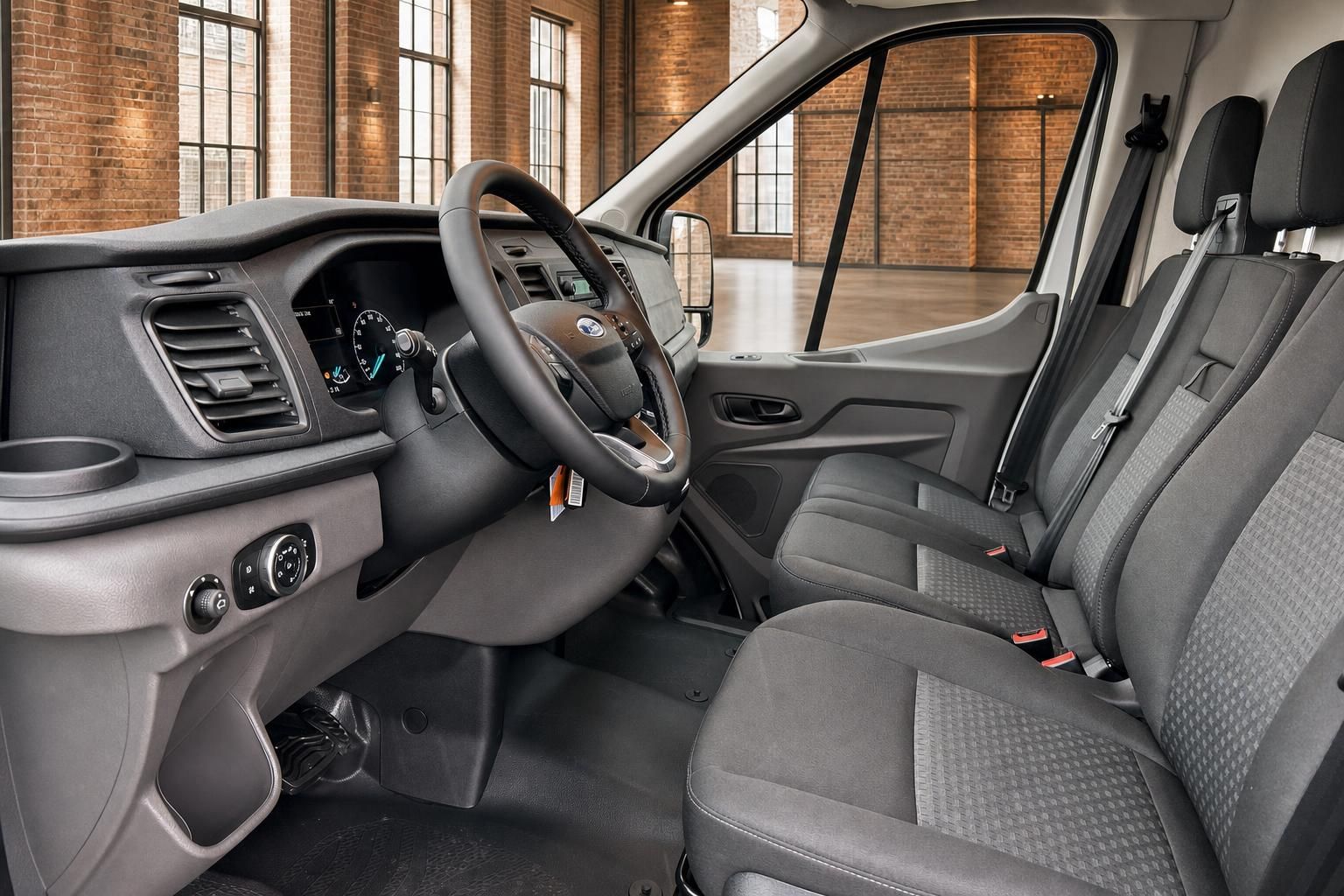 Ford Transit Innenraum: Cockpit mit Lenkrad und Vordersitzen