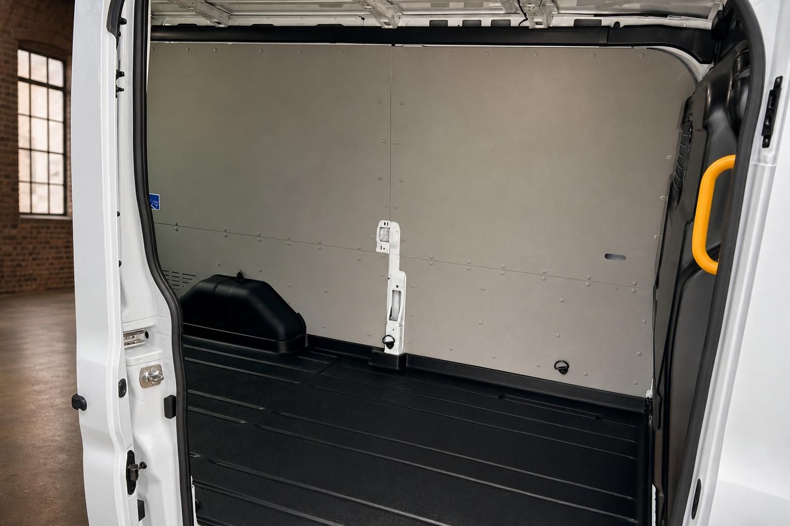 Ford Transit Laderaum mit Seitenverkleidung und Ladefläche