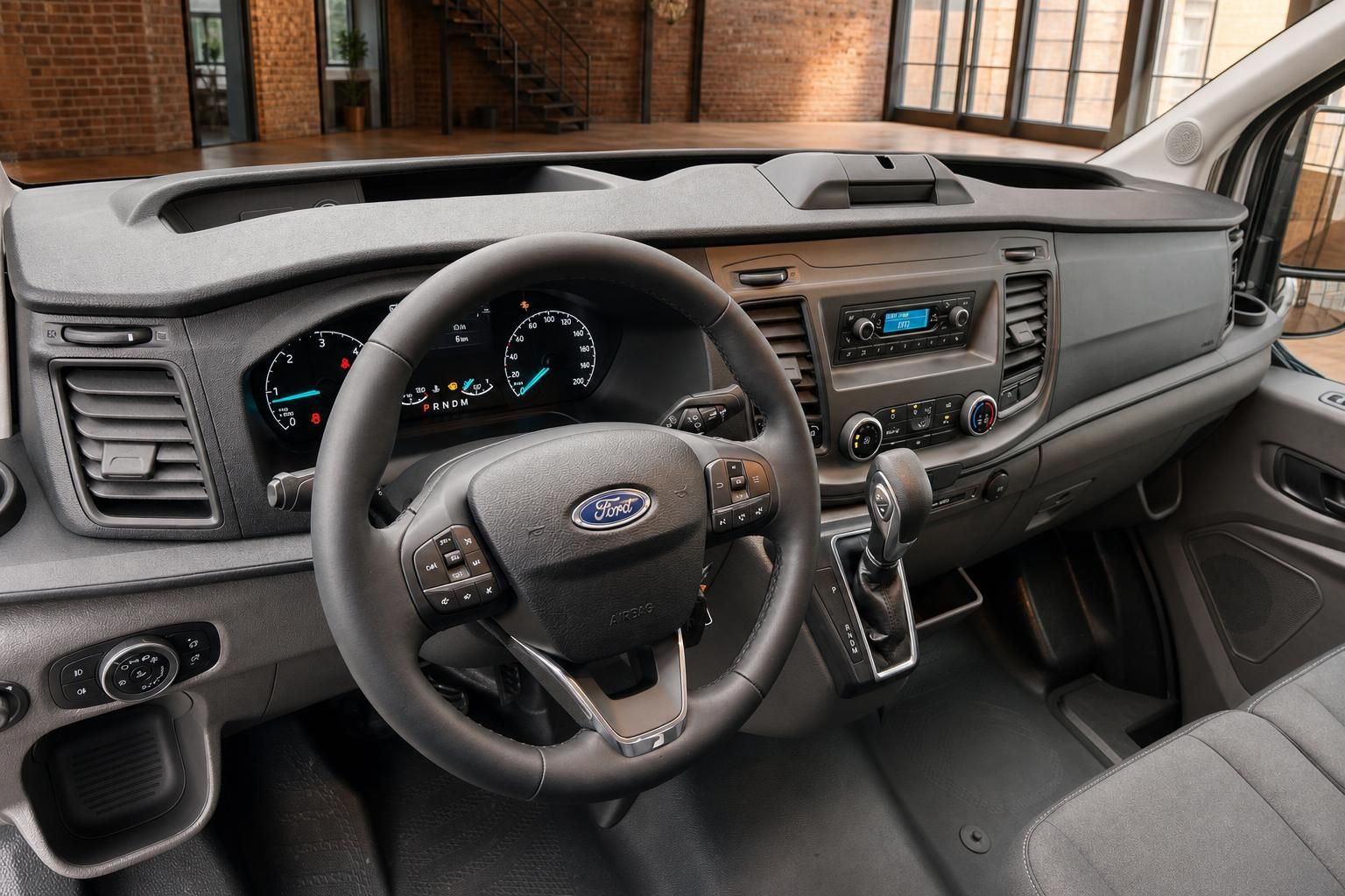 Ford Transit Cockpit mit Lenkrad, Tacho und Mittelkonsole