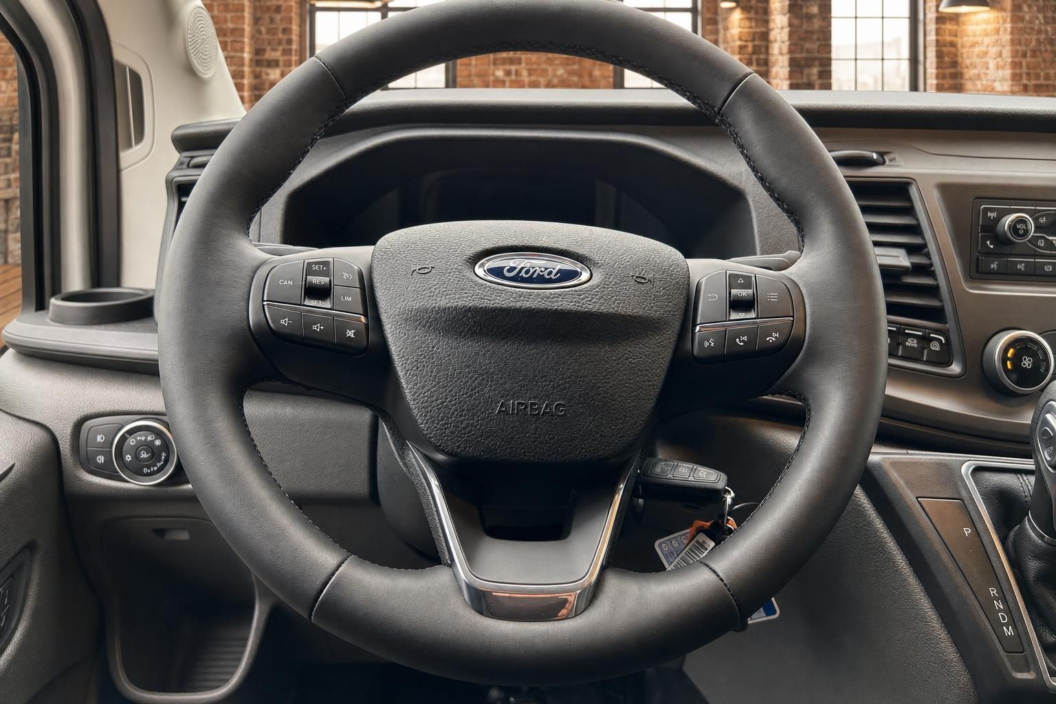 Ford Transit Lenkrad mit Multifunktionstasten im Detail