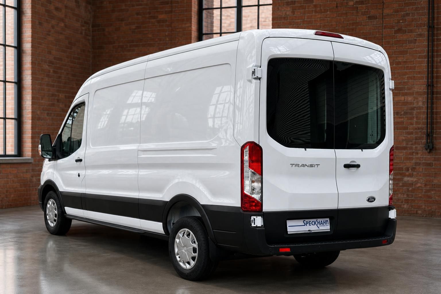 Ford Transit Kastenwagen weiß, Heckansicht schräg in Halle