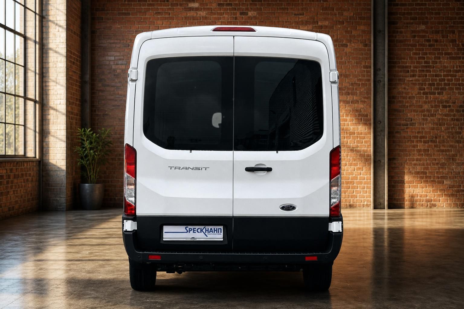 Ford Transit weiß, Heckansicht frontal in Industriehalle