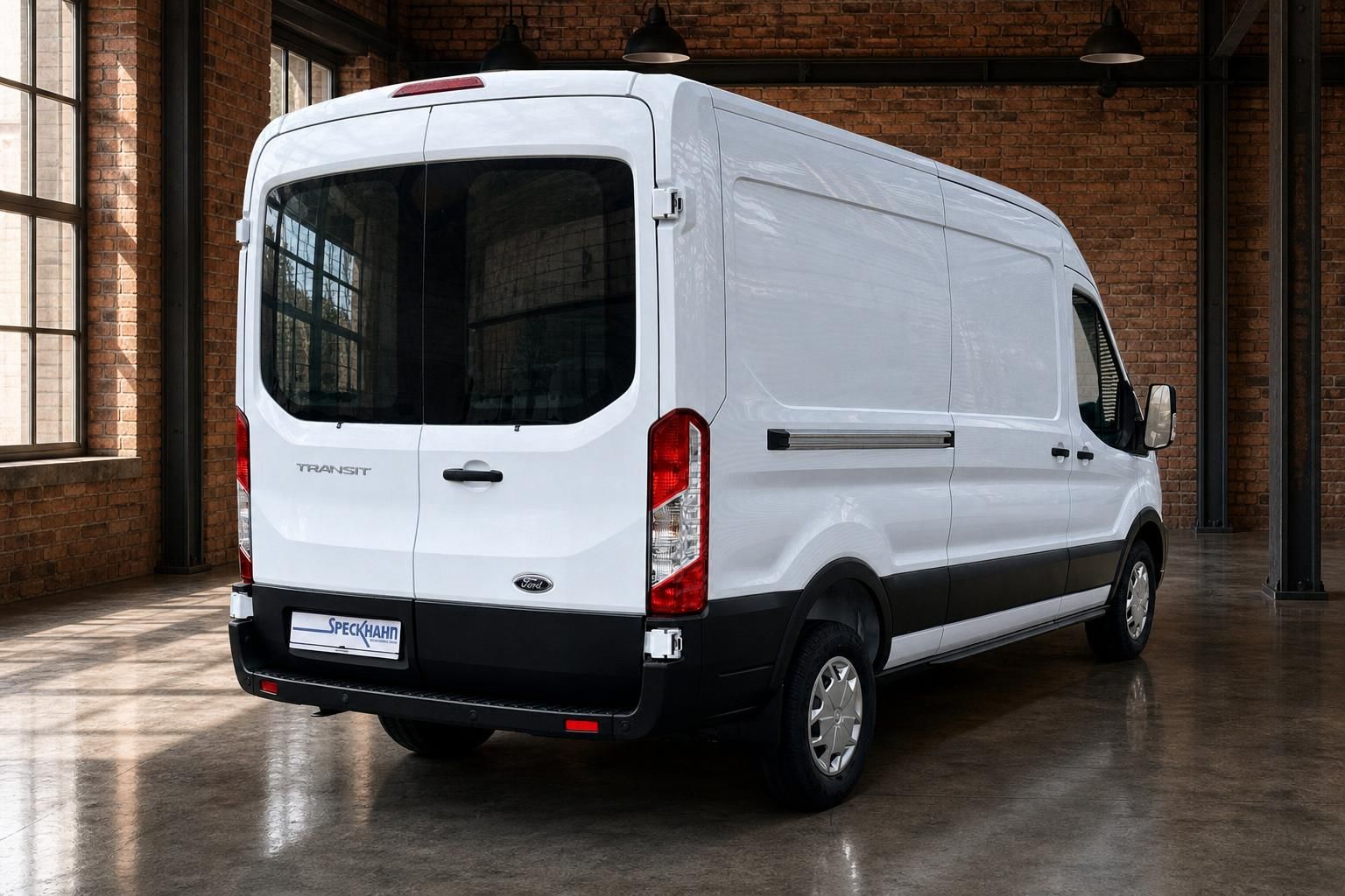 Ford Transit Kastenwagen weiß, Heckansicht seitlich in Halle