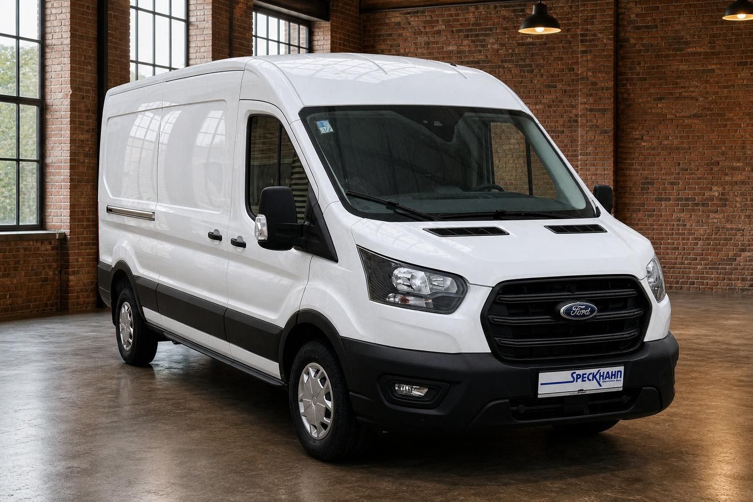 Ford Transit Kastenwagen weiß, Frontansicht in Industriehalle