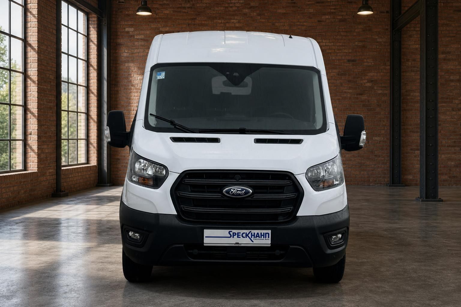 Ford Transit Kastenwagen weiß Frontansicht in Werkshalle