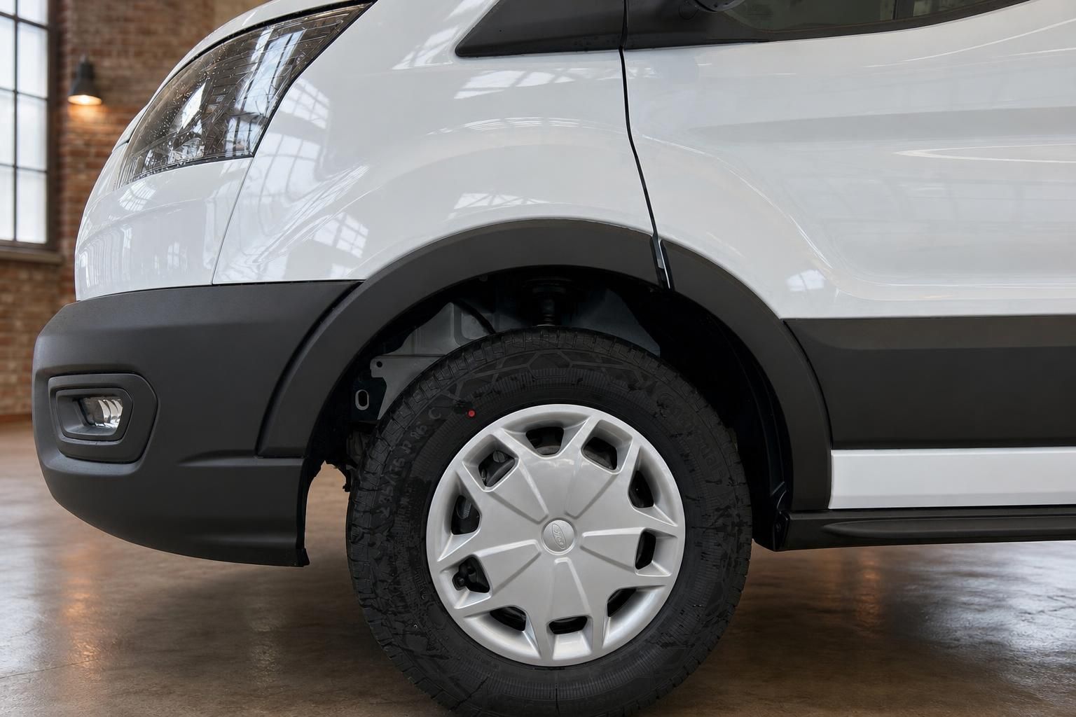 Ford Transit Radlauf und Felge Detailansicht vorne links