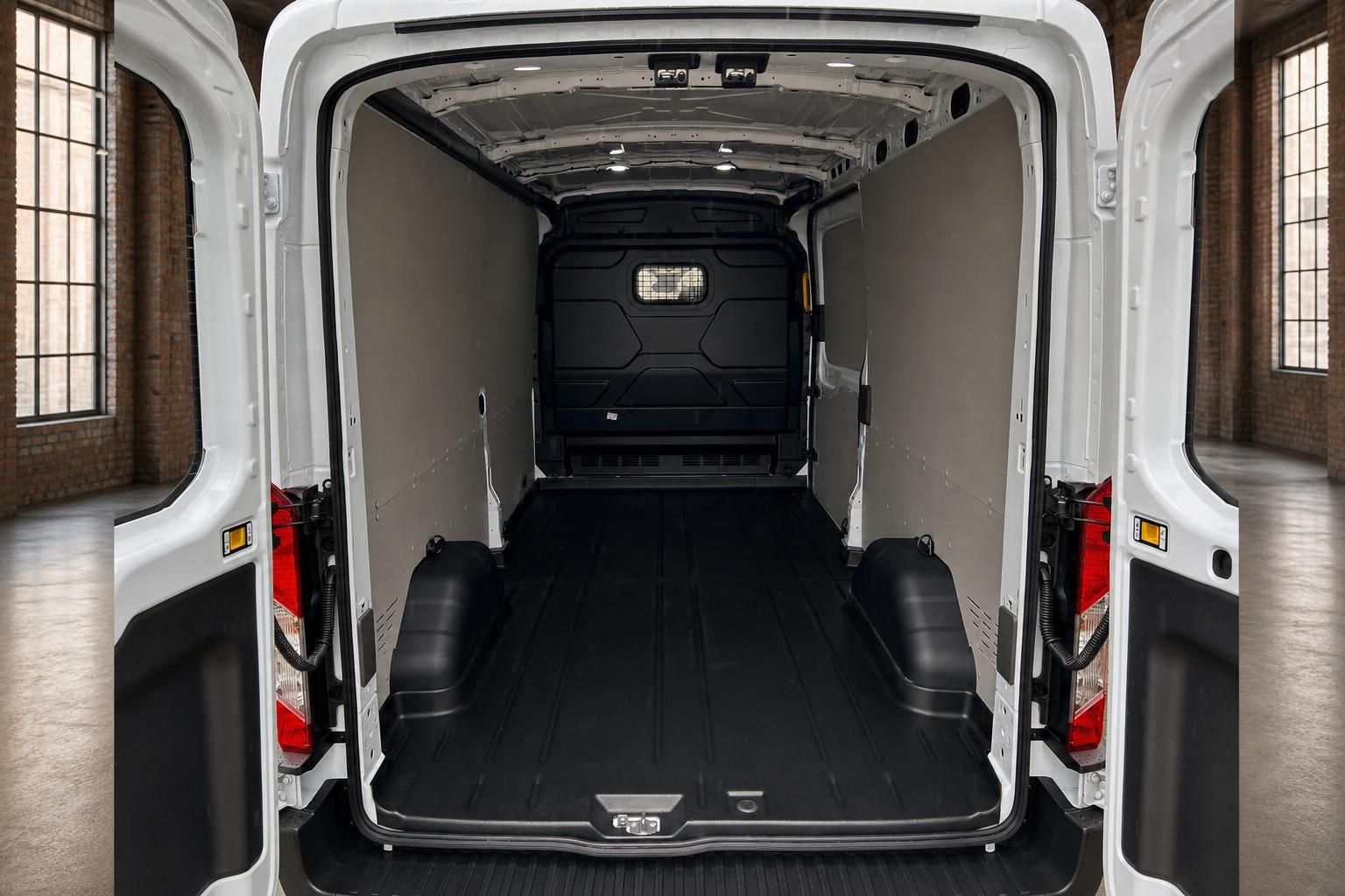 Ford Transit Laderaum leer mit geöffneten Hecktüren von innen
