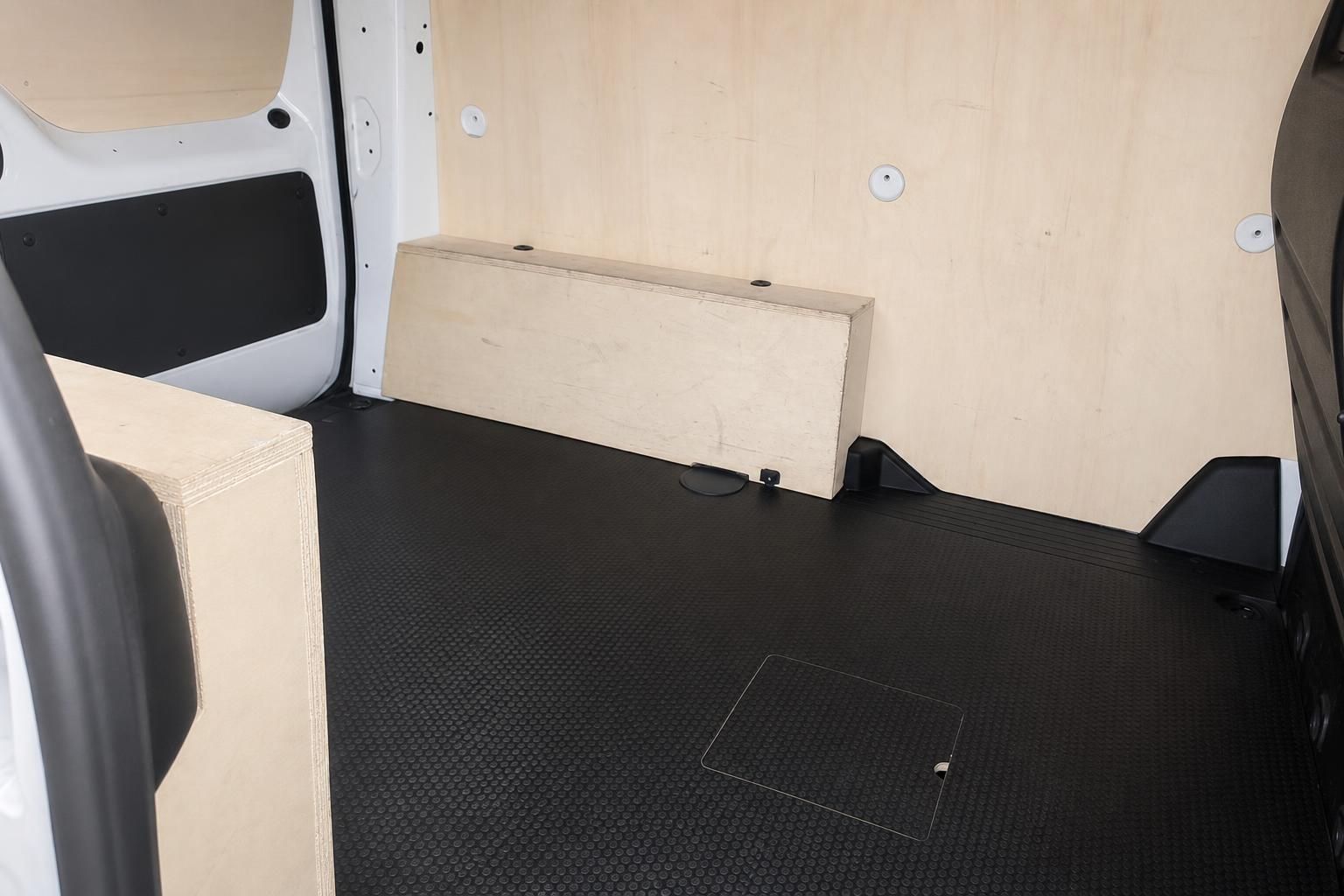Laderaum eines Transporters mit Holzverkleidung und Gummiboden