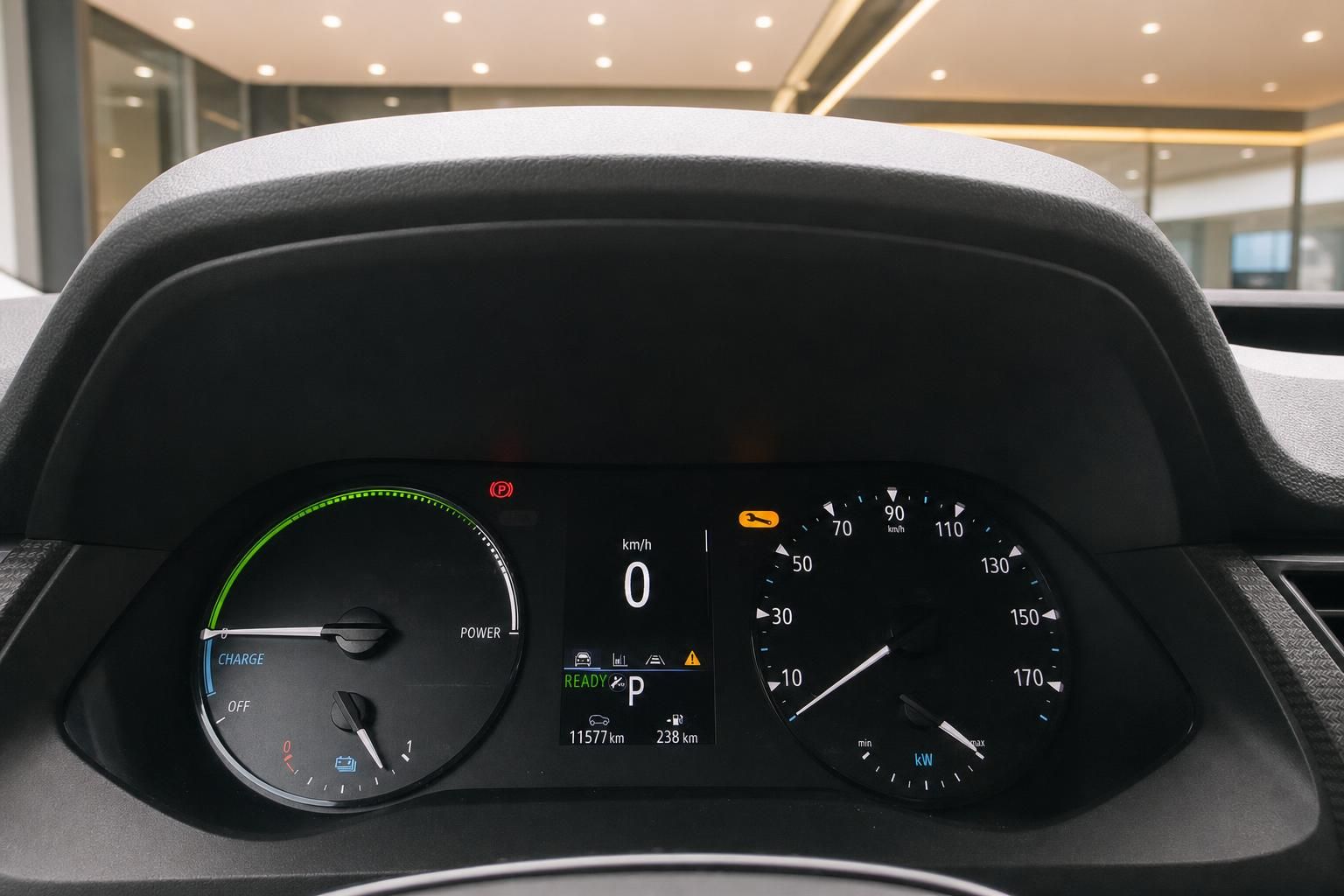 Cockpit-Anzeige eines Elektrofahrzeugs mit Tacho und Ladestandsanzeige