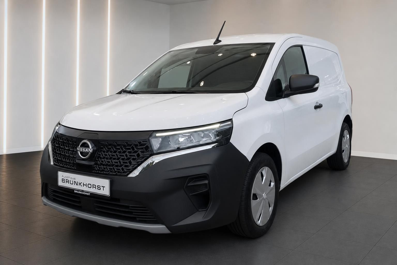 Nissan Townstar weiß Frontansicht schräg im Showroom