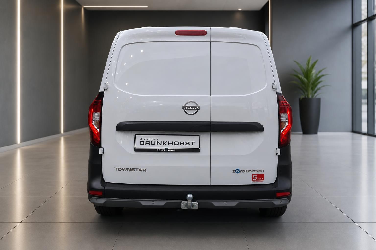Nissan Townstar Zero Emission Heckansicht weißer Kastenwagen