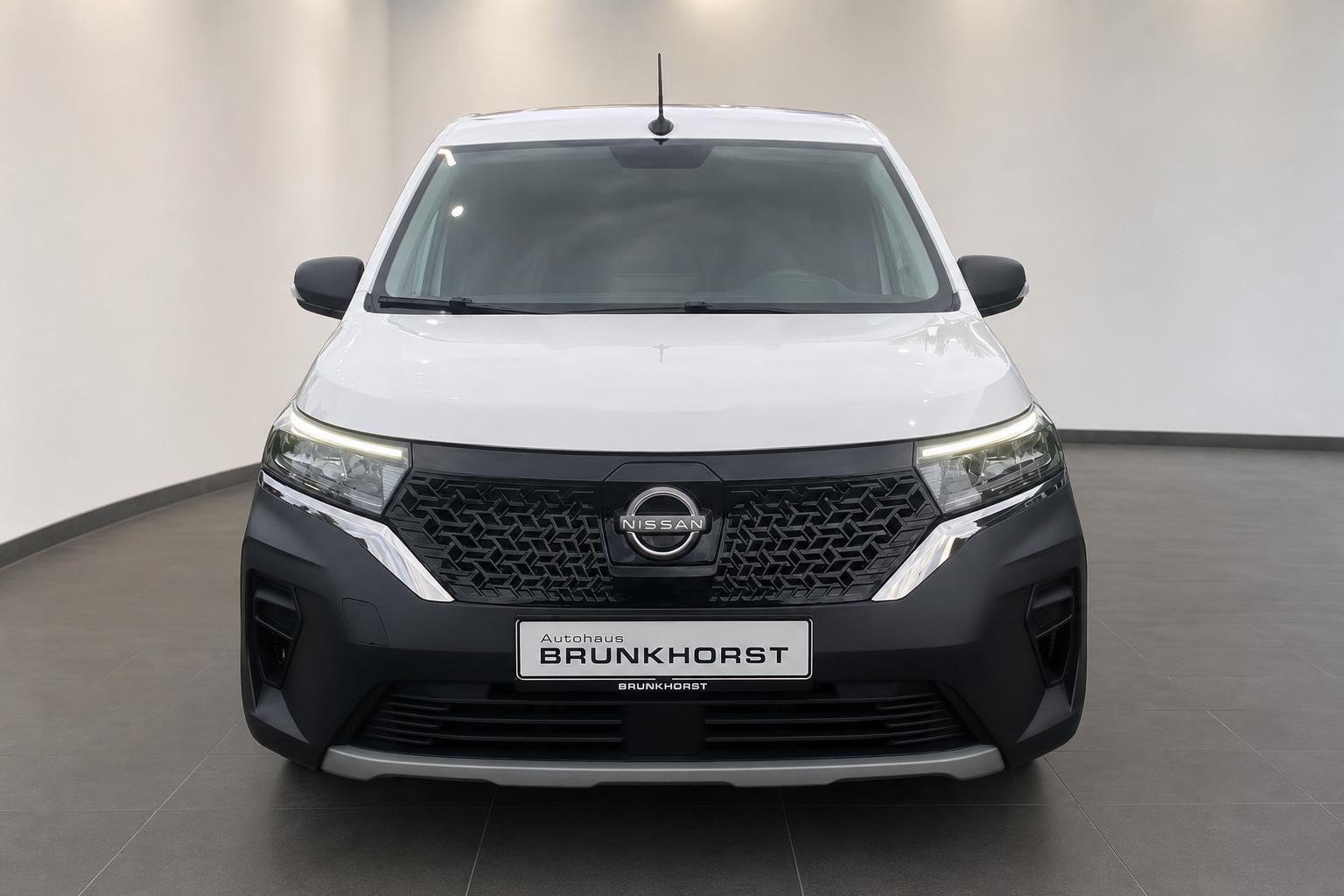 Nissan Townstar Kastenwagen weiß Frontansicht im Autohaus