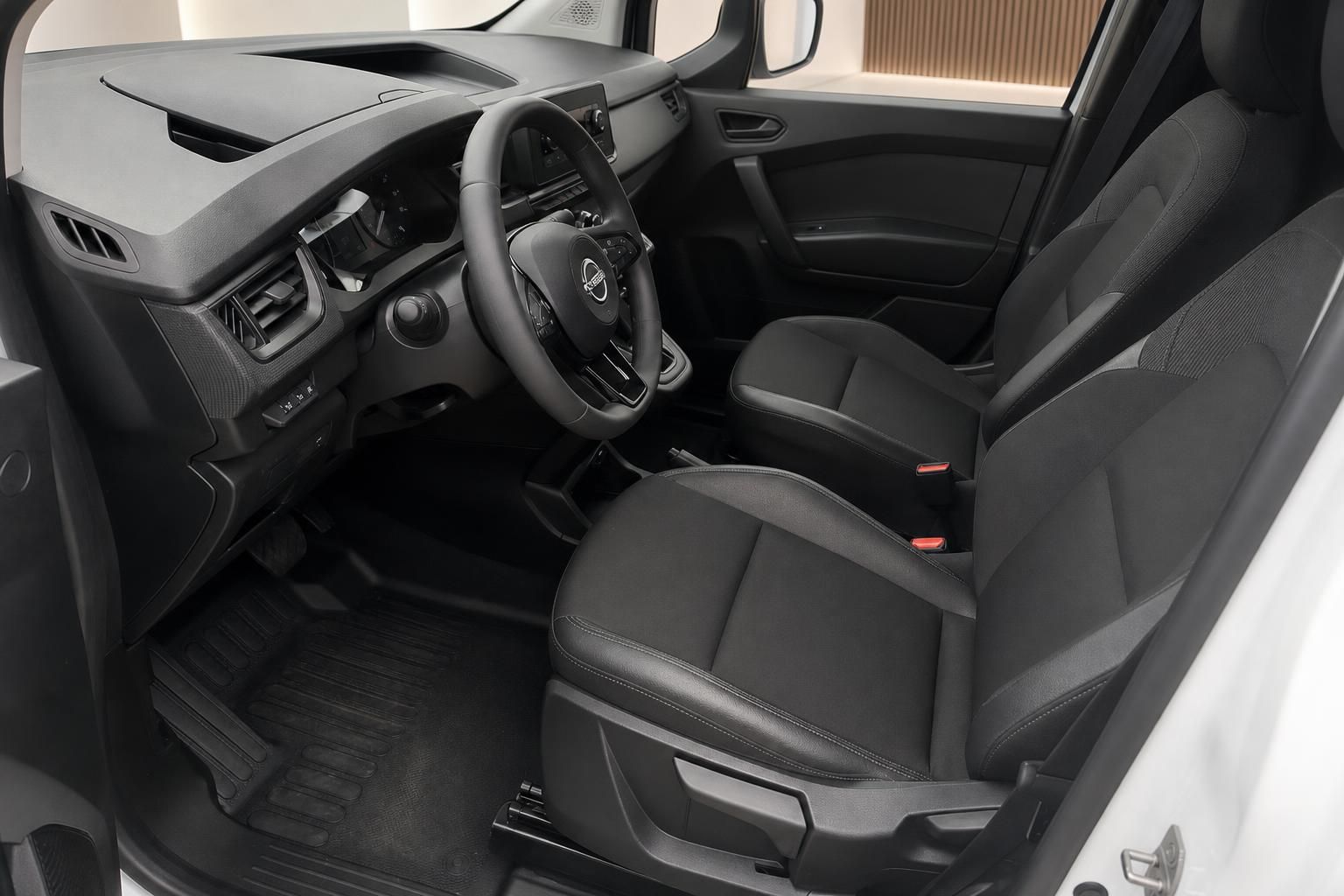 Nissan Townstar Innenraum Vordersitze und Armaturenbrett Detail