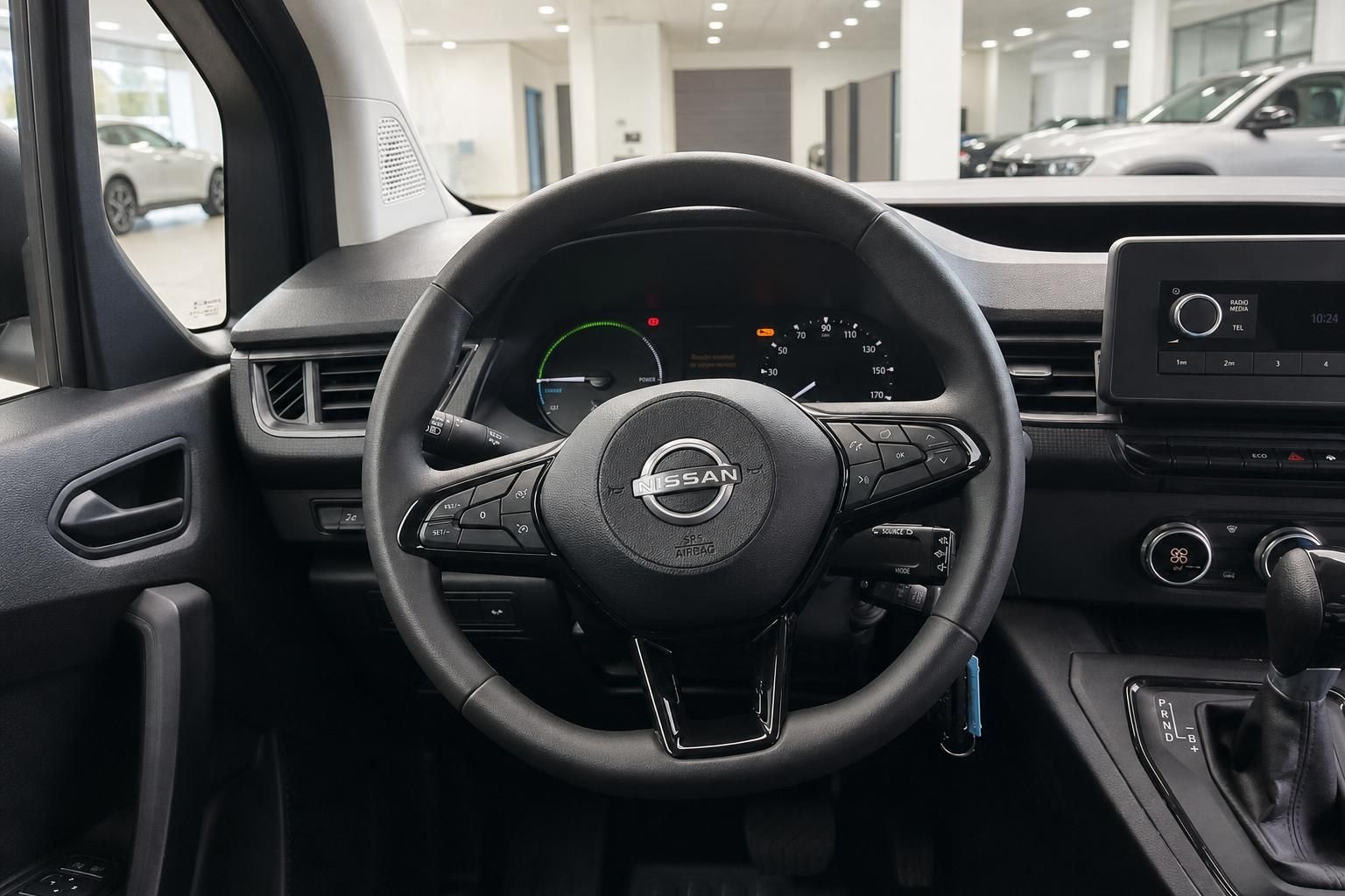 Nissan Lenkrad mit Multifunktionstasten und Cockpit im Detail