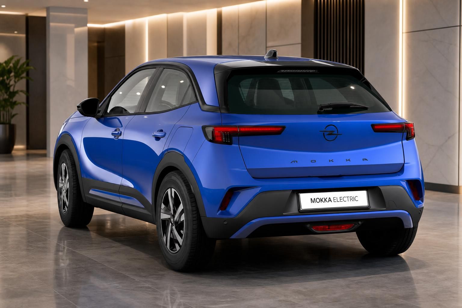 Opel Mokka Electric in Blau, Heckansicht im Showroom