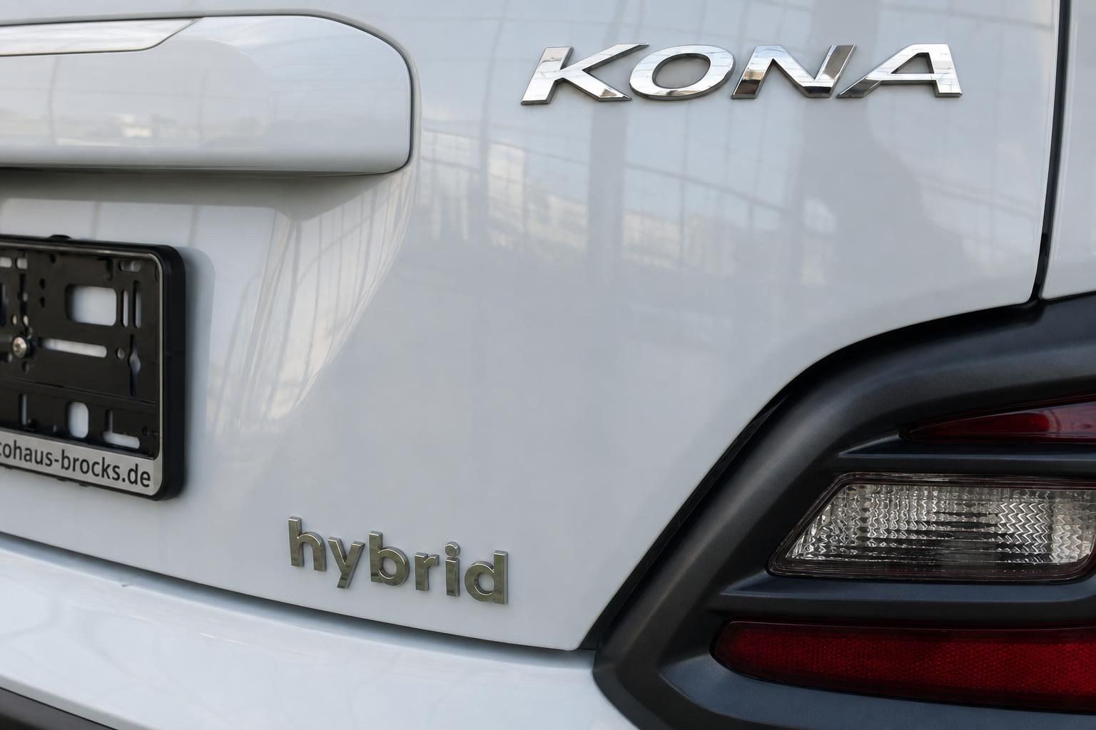 Hyundai Kona Hybrid Heckdetail mit Modellschriftzug und Kennzeichenhalter in Weiß