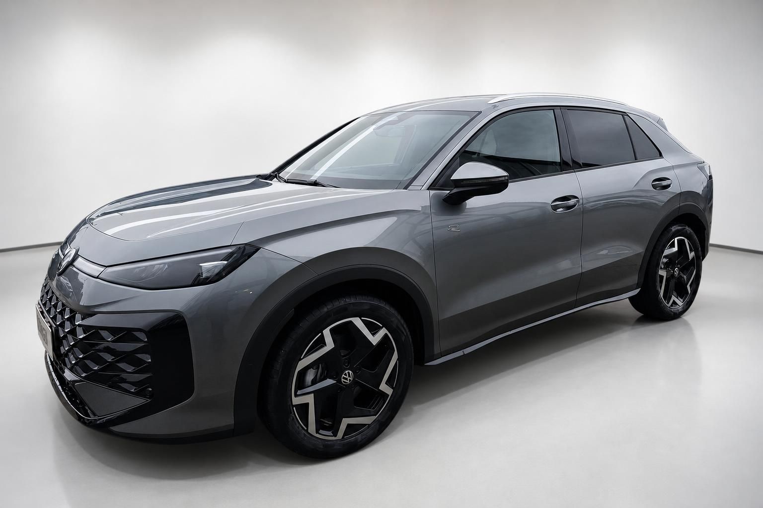 VW SUV in grau metallic, Frontansicht schraeg mit Alufelgen