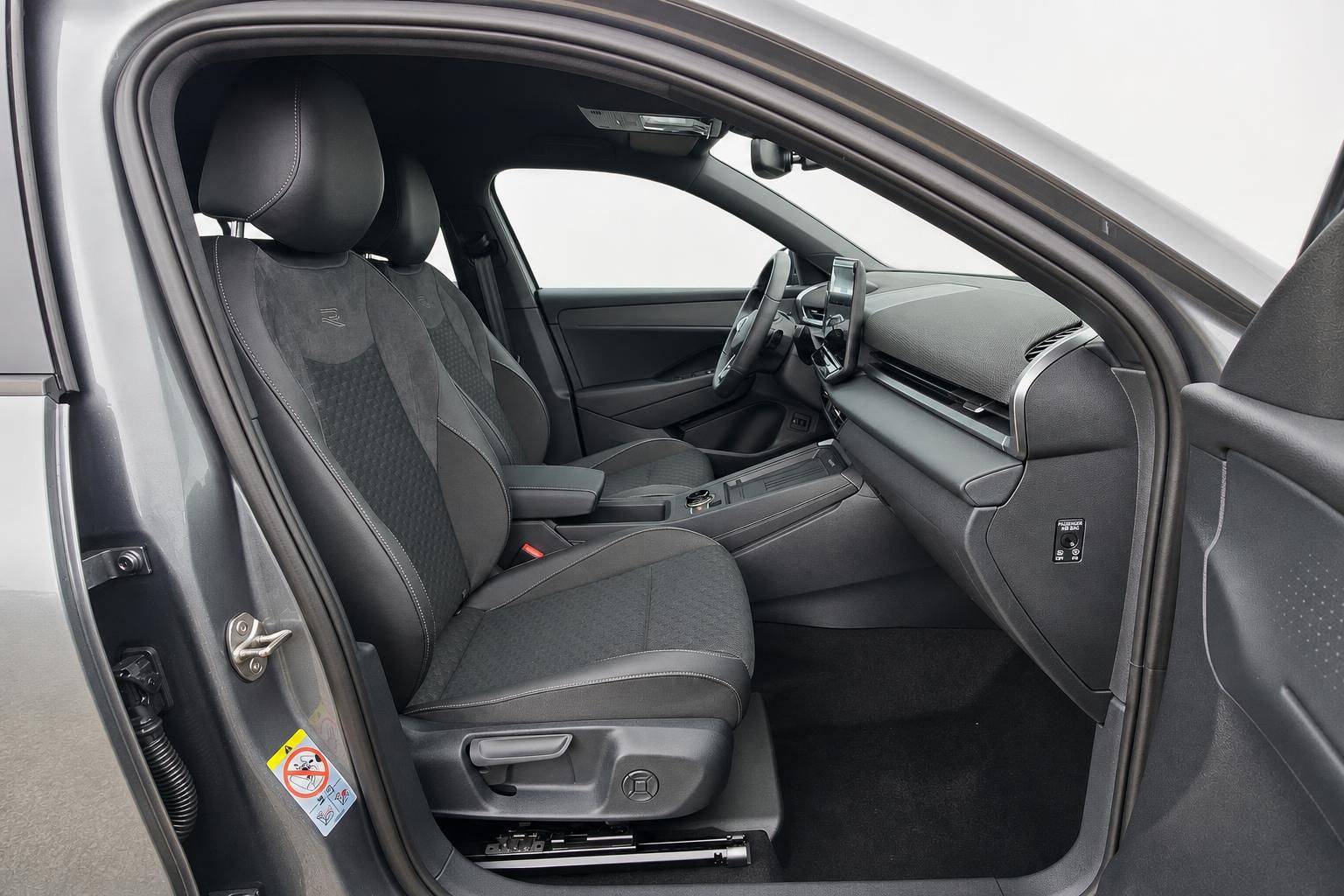 Innenraum VW mit schwarzen Sportsitzen und Blick auf Cockpit
