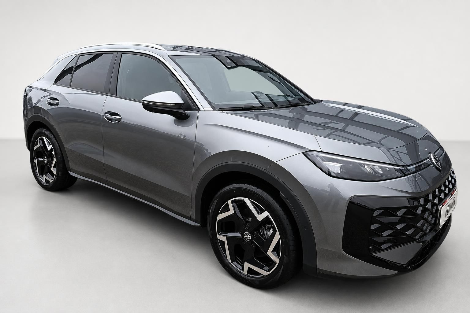 VW T-Roc R grau, Frontansicht schräg im Studio