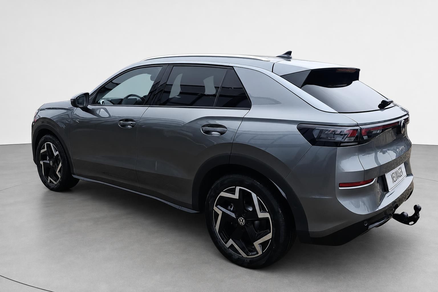 VW T-Roc grau, Heckansicht schräg mit Anhängerkupplung