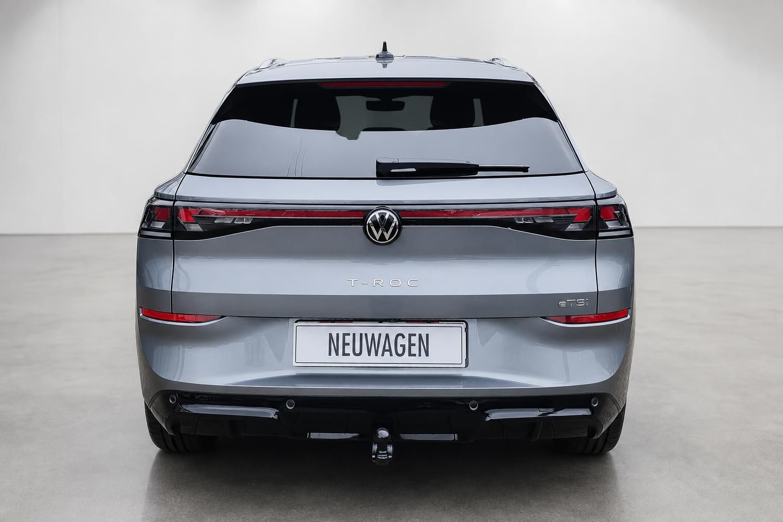 VW T-Roc eTSI Neuwagen, Heckansicht im Studio
