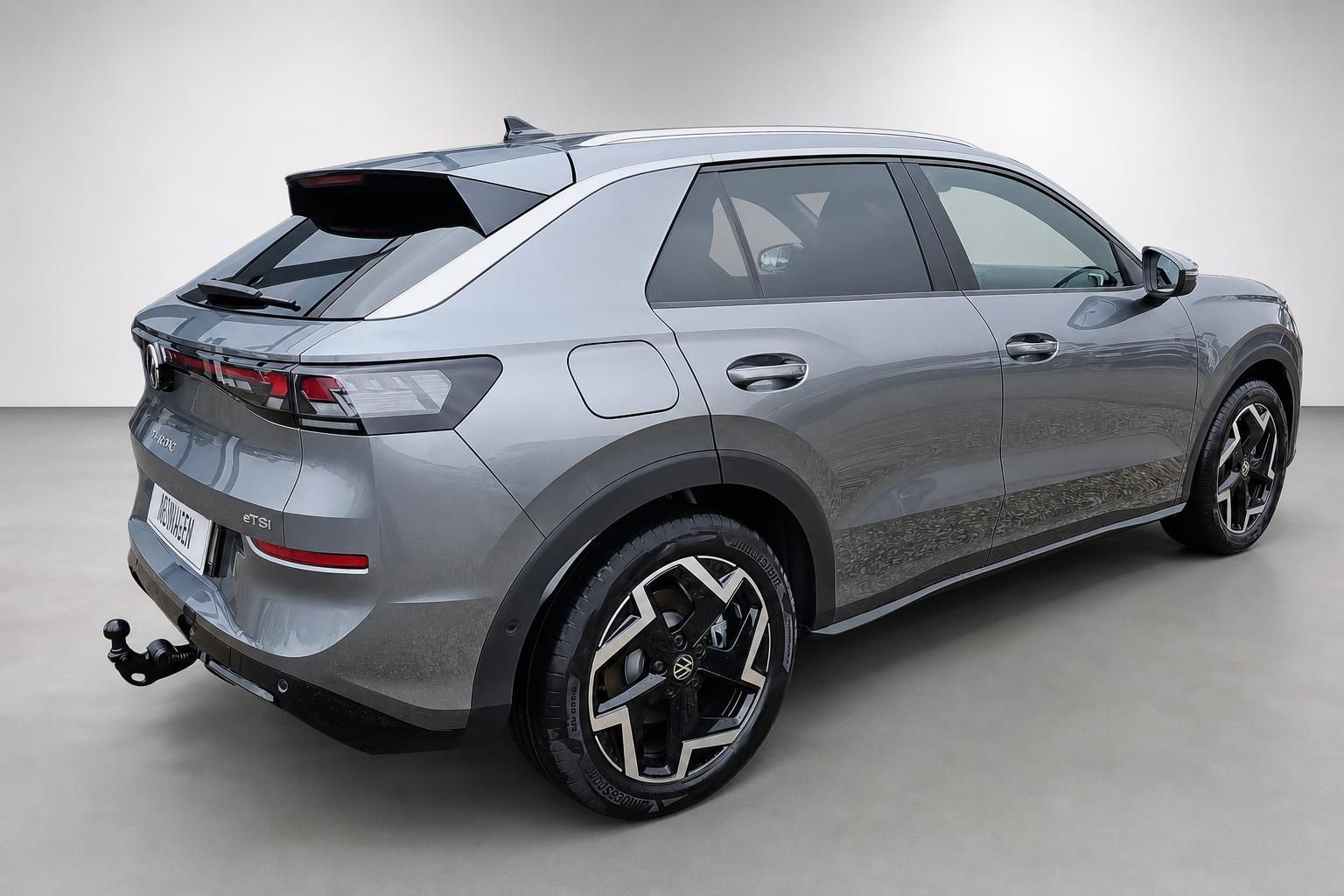 VW T-Roc eTSI grau, Heckansicht mit Anhaengerkupplung