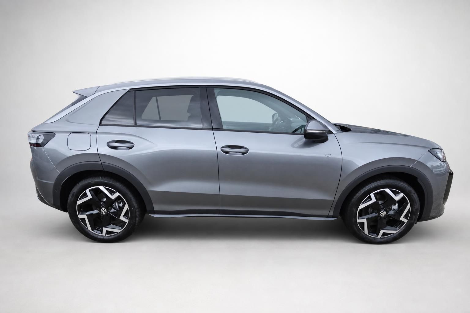 VW T-Roc in Grau metallic von der Seite im Studio