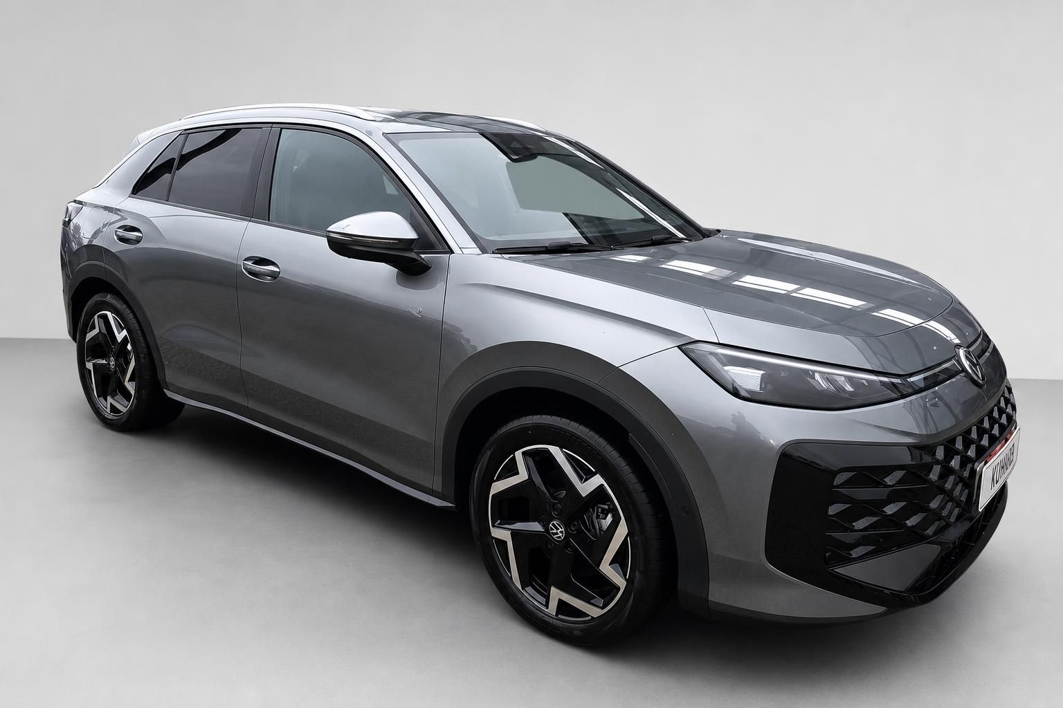 VW T-Roc R-Line in Grau, Frontansicht schraeg von vorn