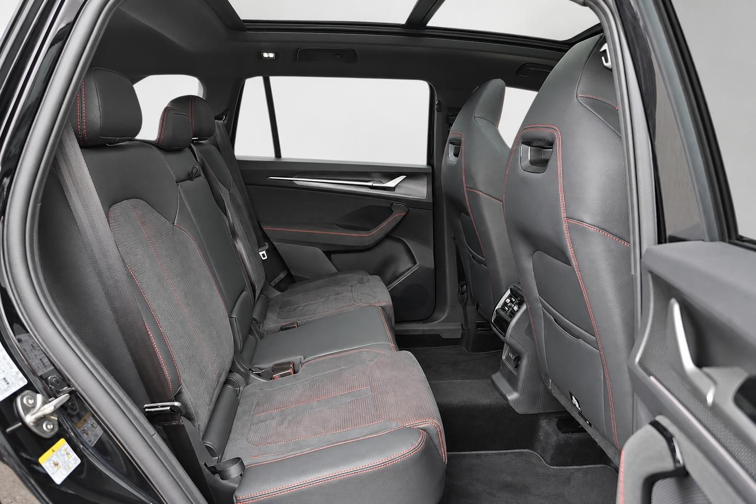Rücksitze mit schwarzem Leder und roten Ziernähten im SUV-Innenraum