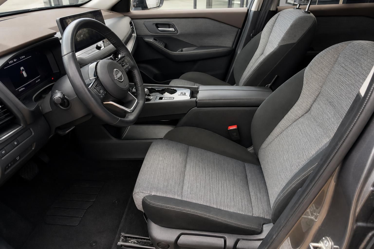 Nissan X-Trail Vordersitze Innenraum grau-schwarze Stoff-Ausstattung mit Armkonsole