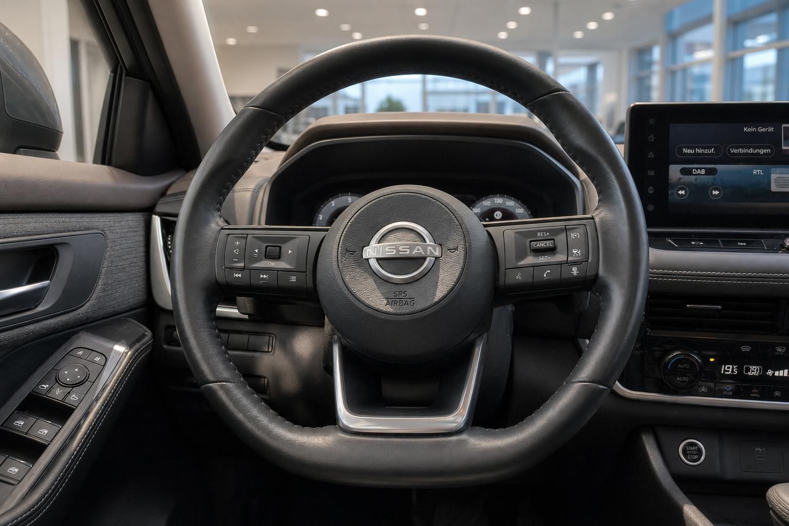 Nissan Fahrzeug Cockpit mit Lenkrad und Multimediasystem - Innenraumausstattung in Schwarz