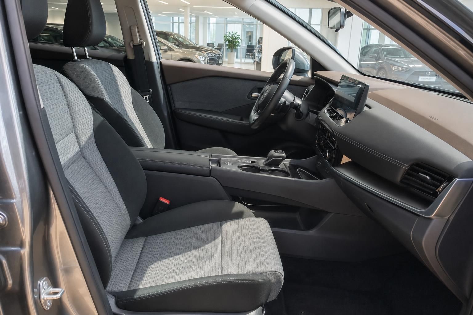 Nissan Fahrzeug Innenraum Vordersitze mit grauen Stoffbezügen und Mittelkonsole