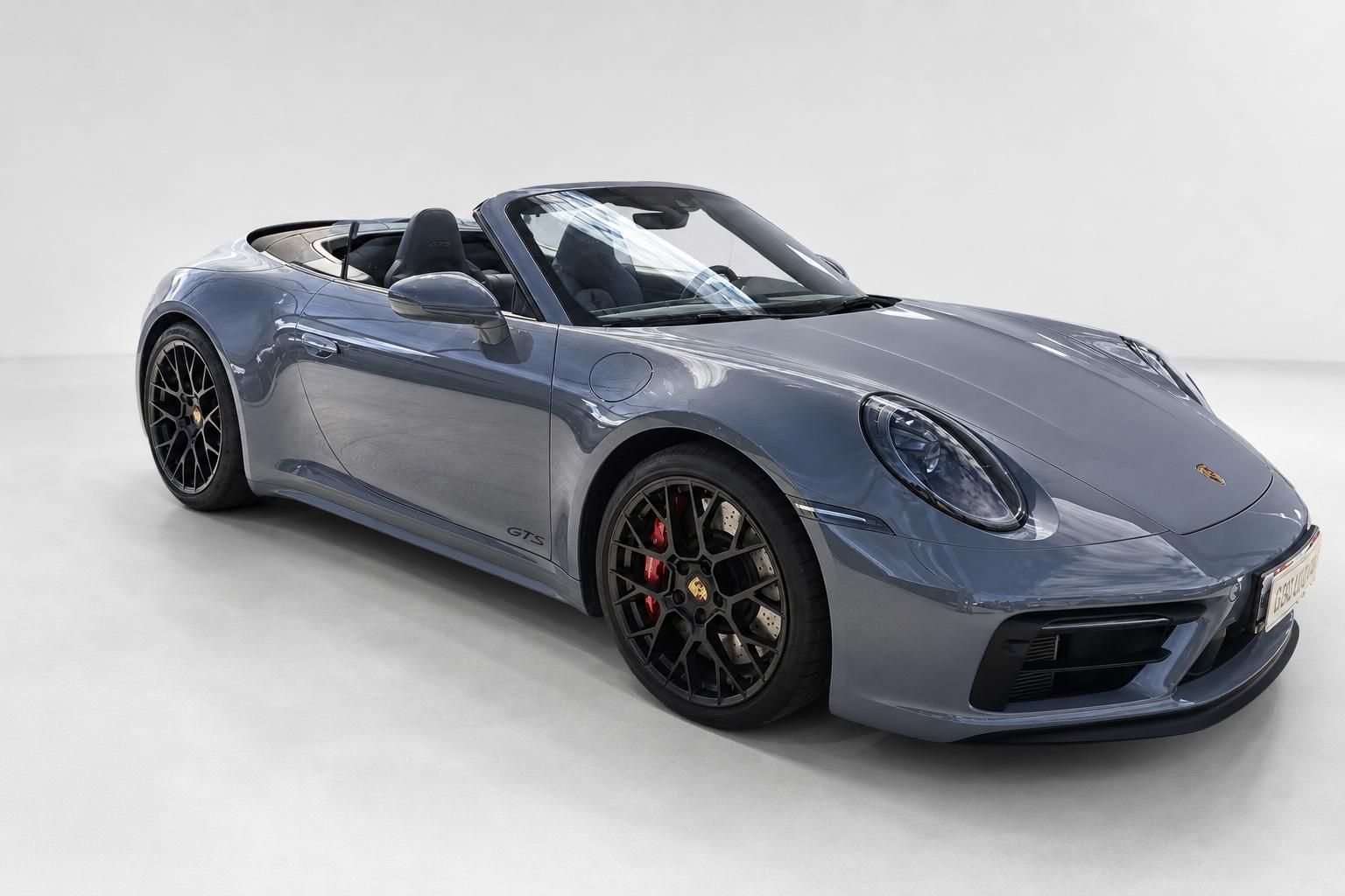 Porsche 911 GTS Cabrio in Grau, Frontansicht im Studio