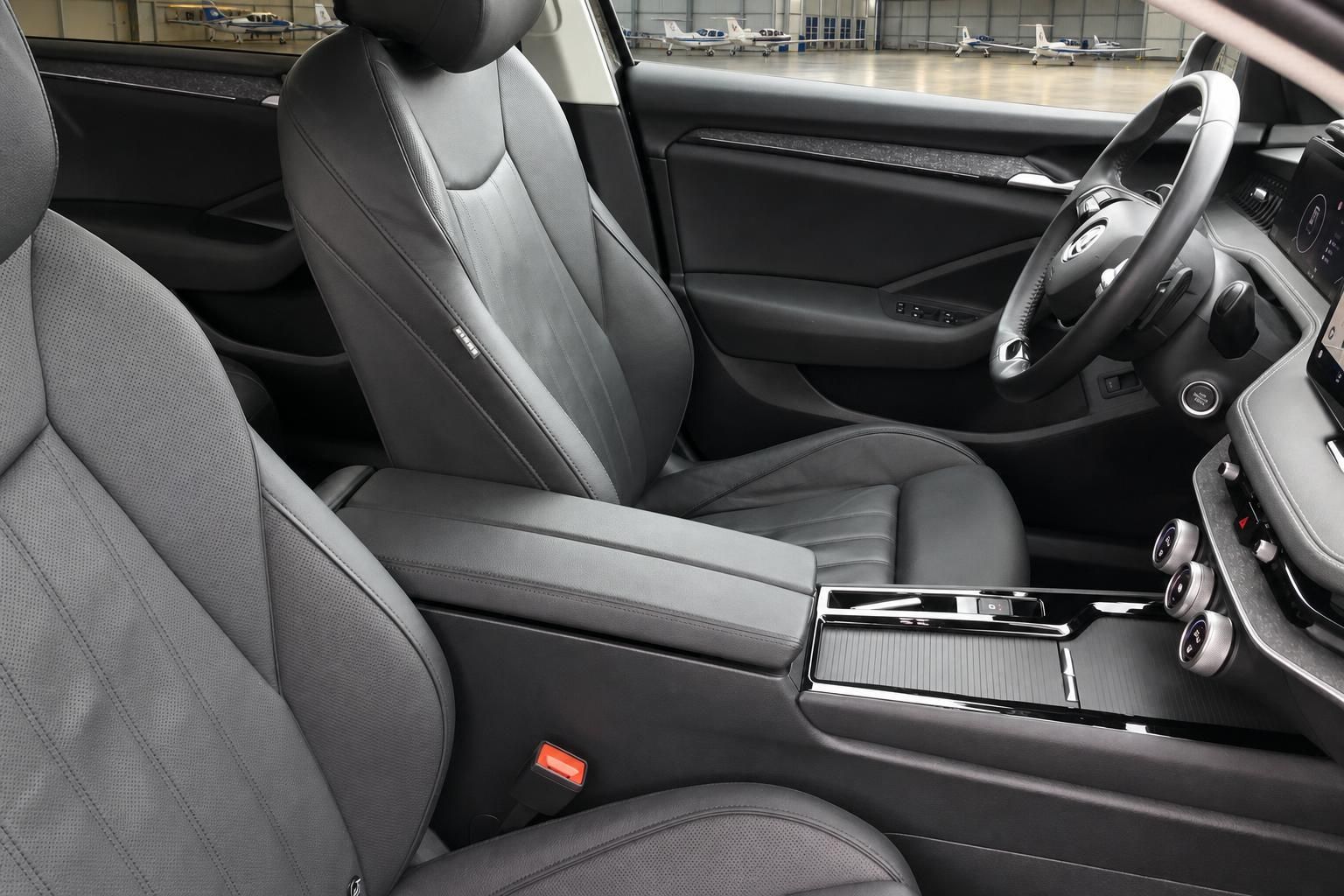 Skoda Innenraum vorne - graue Ledersitze und modernes Armaturenbrett