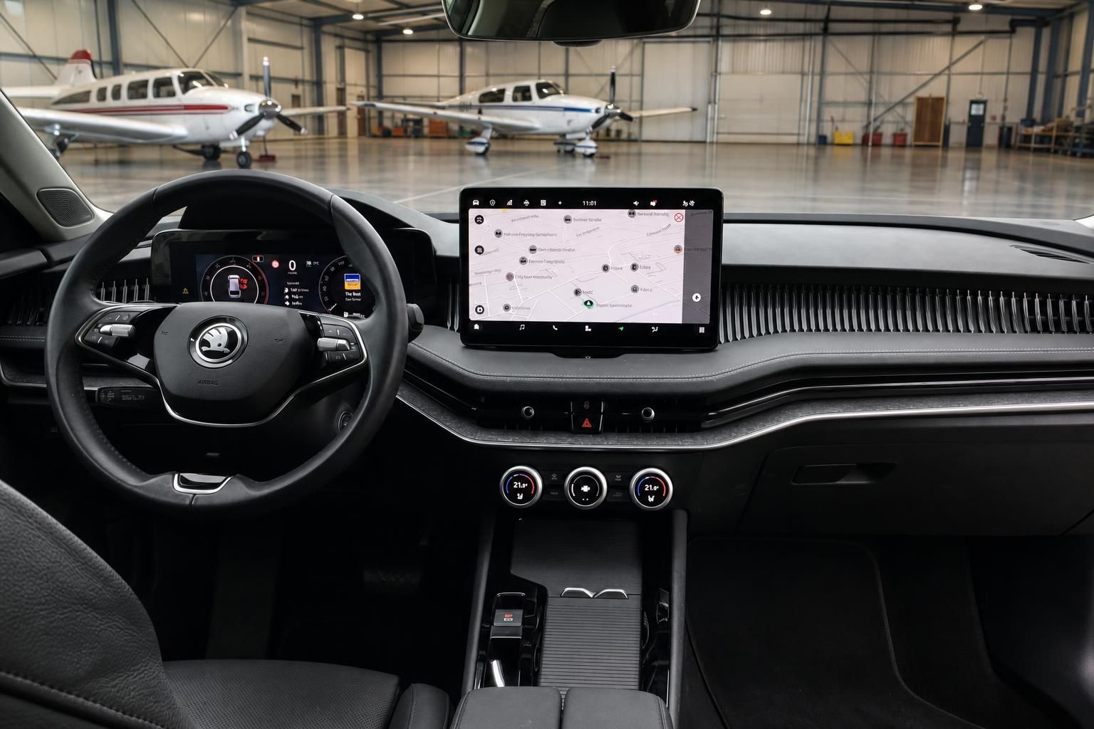 Skoda Innenraum mit Lenkrad, Cockpit und Touchscreen-Navigation im modernen Fahrzeuginnenraum